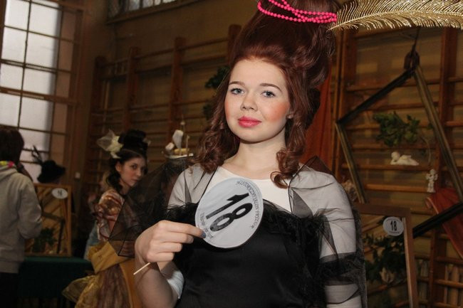 Historyczne fryzury w ZSOŚ (zdjęcia)