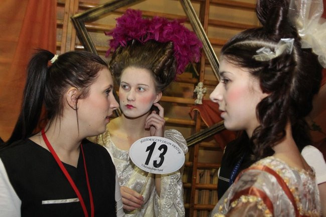 Historyczne fryzury w ZSOŚ (zdjęcia)