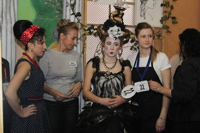 Historyczne fryzury w ZSOŚ (zdjęcia)