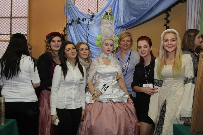 Historyczne fryzury w ZSOŚ (zdjęcia)