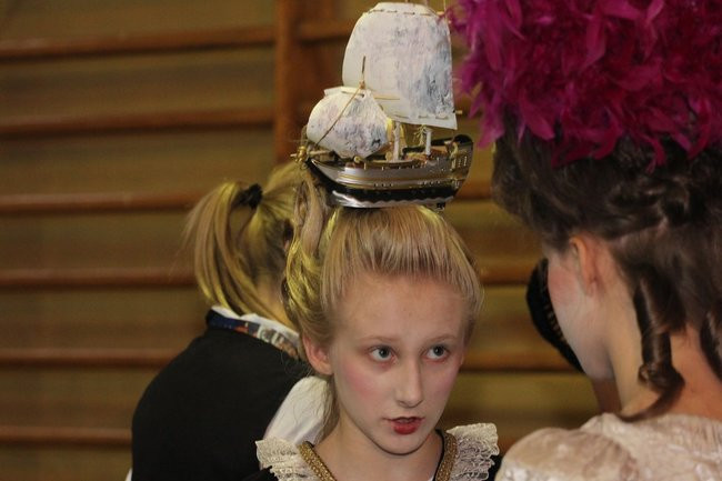 Historyczne fryzury w ZSOŚ (zdjęcia)