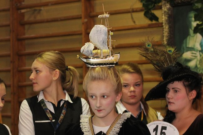 Historyczne fryzury w ZSOŚ (zdjęcia)