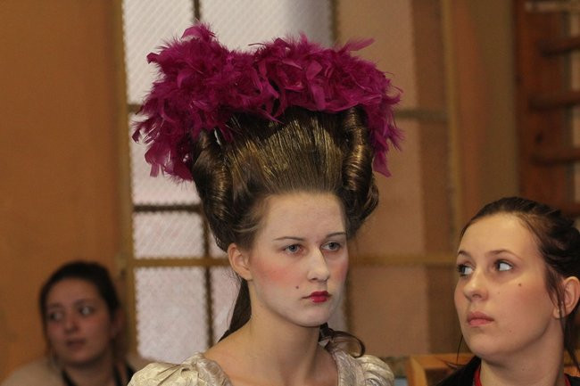 Historyczne fryzury w ZSOŚ (zdjęcia)