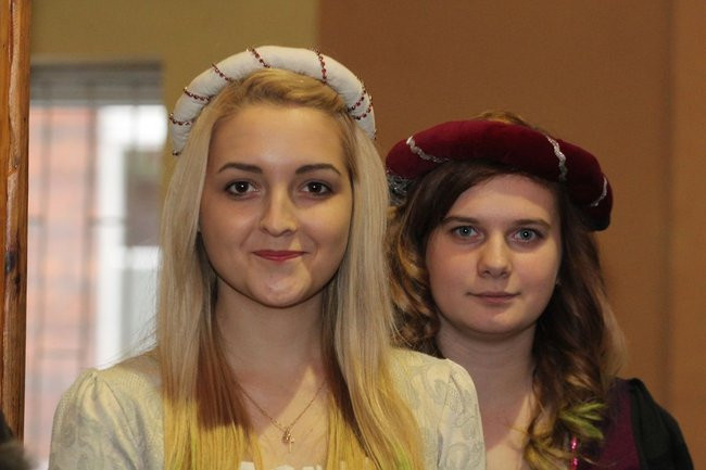 Historyczne fryzury w ZSOŚ (zdjęcia)