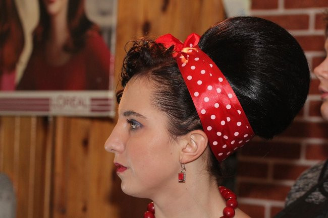 Historyczne fryzury w ZSOŚ (zdjęcia)