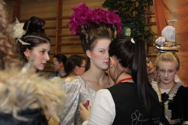 Historyczne fryzury w ZSOŚ (zdjęcia)