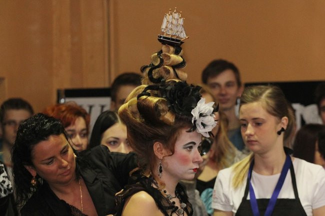 Historyczne fryzury w ZSOŚ (zdjęcia)