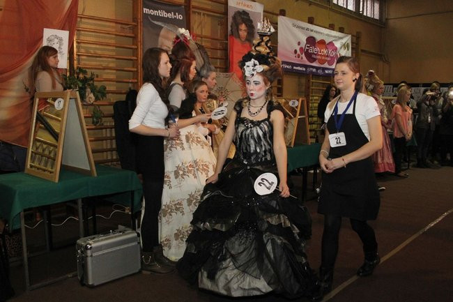 Historyczne fryzury w ZSOŚ (zdjęcia)