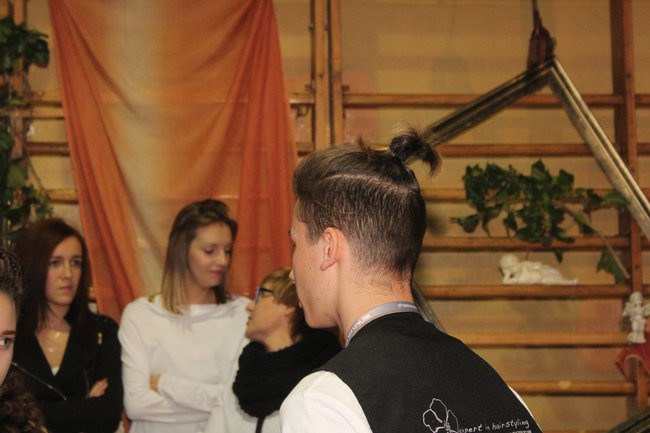 Historyczne fryzury w ZSOŚ (zdjęcia)