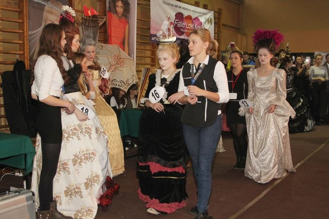 Historyczne fryzury w ZSOŚ (zdjęcia)