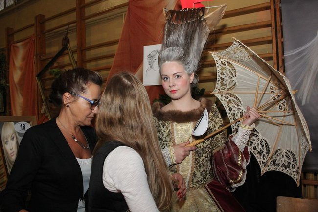 Historyczne fryzury w ZSOŚ (zdjęcia)