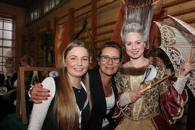 Historyczne fryzury w ZSOŚ (zdjęcia)