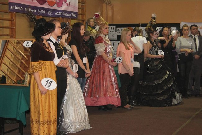 Historyczne fryzury w ZSOŚ (zdjęcia)