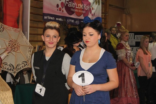 Historyczne fryzury w ZSOŚ (zdjęcia)