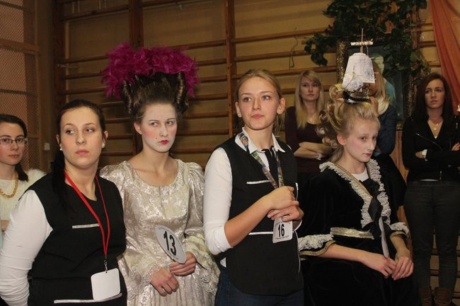 Historyczne fryzury w ZSOŚ (zdjęcia)