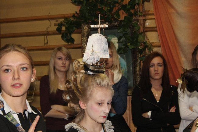 Historyczne fryzury w ZSOŚ (zdjęcia)