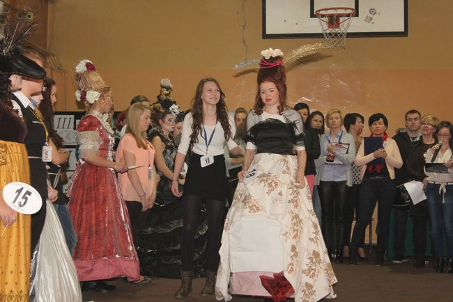 Historyczne fryzury w ZSOŚ (zdjęcia)