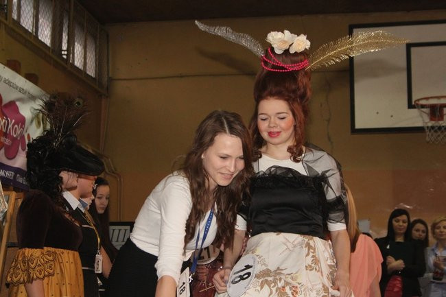 Historyczne fryzury w ZSOŚ (zdjęcia)