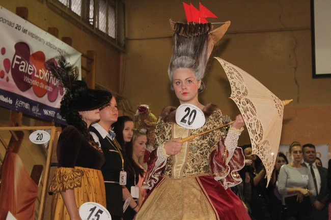 Historyczne fryzury w ZSOŚ (zdjęcia)