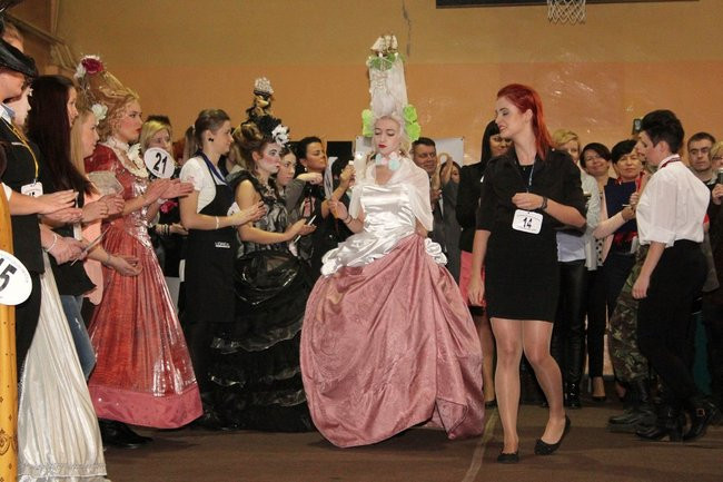 Historyczne fryzury w ZSOŚ (zdjęcia)