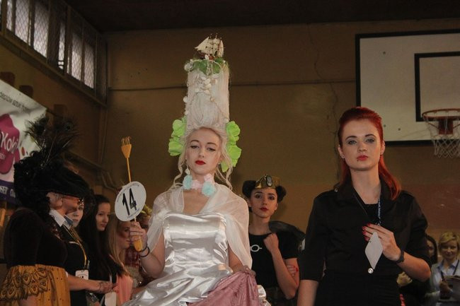 Historyczne fryzury w ZSOŚ (zdjęcia)