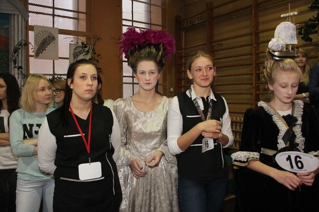 Historyczne fryzury w ZSOŚ (zdjęcia)