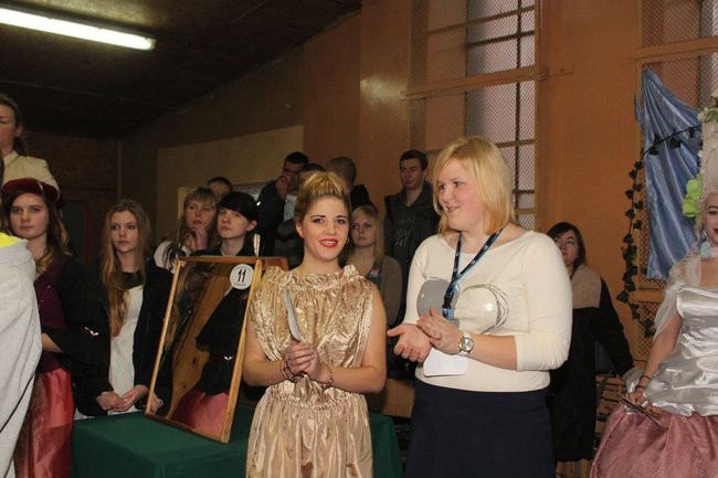 Historyczne fryzury w ZSOŚ (zdjęcia)