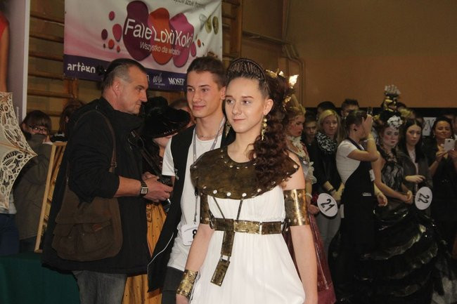 Historyczne fryzury w ZSOŚ (zdjęcia)