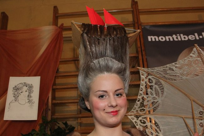 Historyczne fryzury w ZSOŚ (zdjęcia)