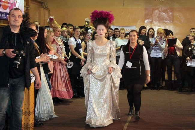 Historyczne fryzury w ZSOŚ (zdjęcia)