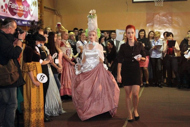 Historyczne fryzury w ZSOŚ (zdjęcia)