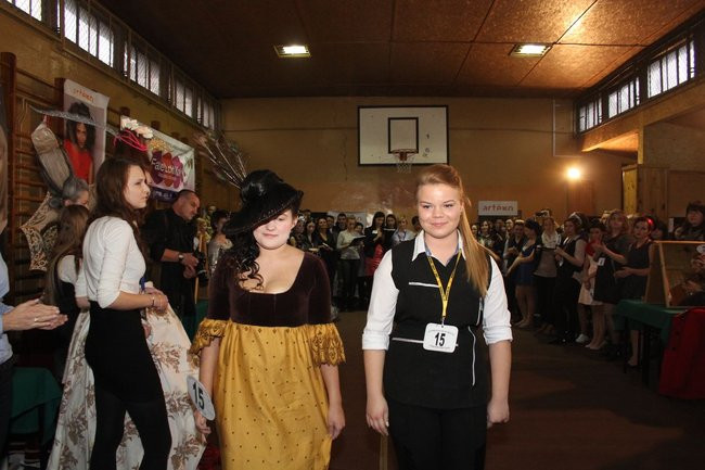 Historyczne fryzury w ZSOŚ (zdjęcia)