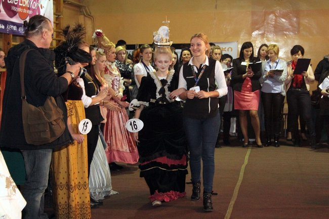 Historyczne fryzury w ZSOŚ (zdjęcia)