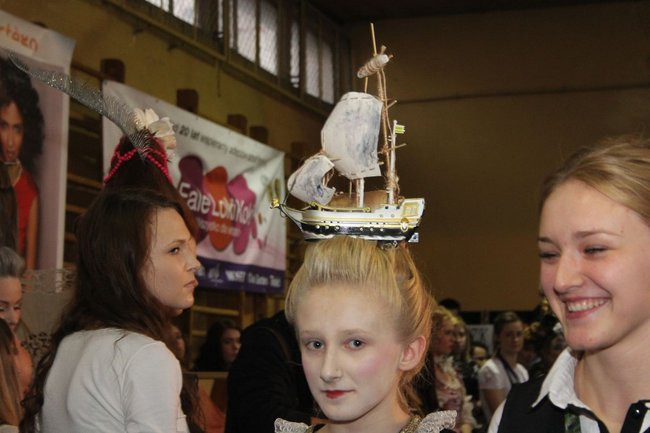 Historyczne fryzury w ZSOŚ (zdjęcia)