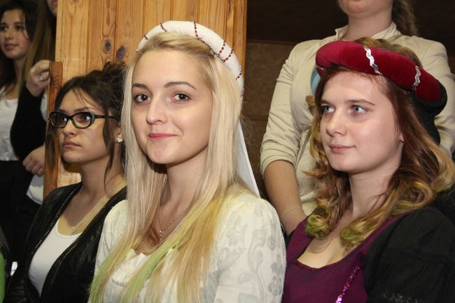 Historyczne fryzury w ZSOŚ (zdjęcia)