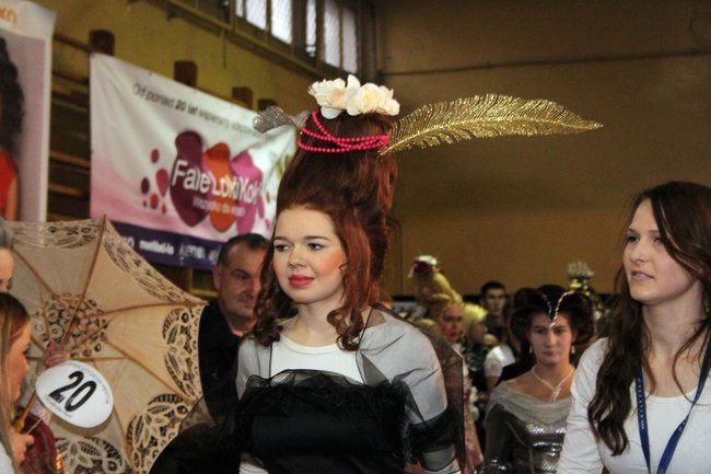 Historyczne fryzury w ZSOŚ (zdjęcia)