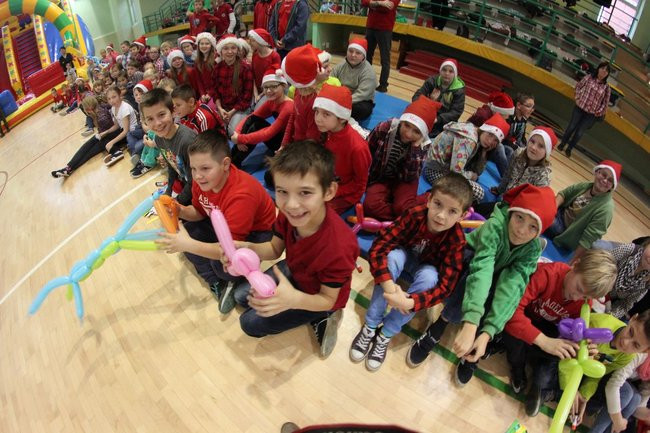 Święty Mikołaj już odwiedza dzieci (zdjęcia)