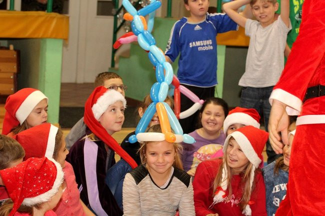 Święty Mikołaj już odwiedza dzieci (zdjęcia)