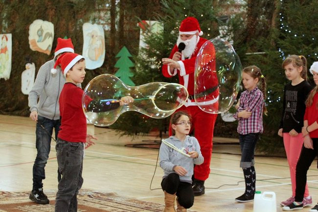 Święty Mikołaj już odwiedza dzieci (zdjęcia)