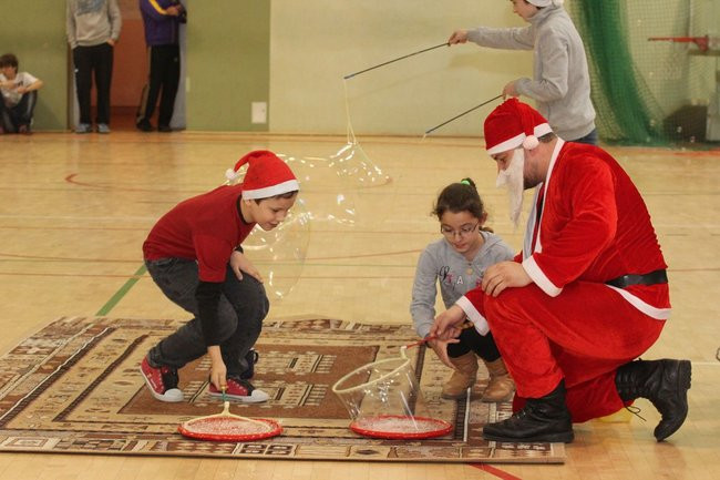 Święty Mikołaj już odwiedza dzieci (zdjęcia)