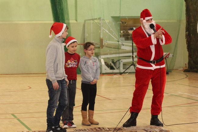 Święty Mikołaj już odwiedza dzieci (zdjęcia)
