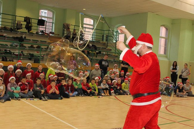 Święty Mikołaj już odwiedza dzieci (zdjęcia)