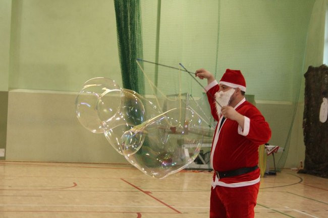 Święty Mikołaj już odwiedza dzieci (zdjęcia)