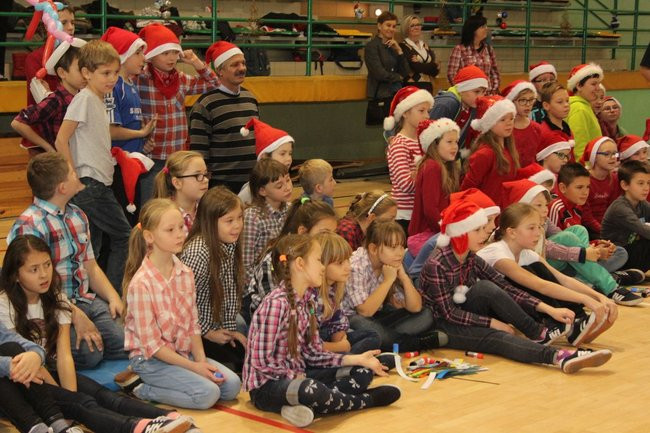 Święty Mikołaj już odwiedza dzieci (zdjęcia)