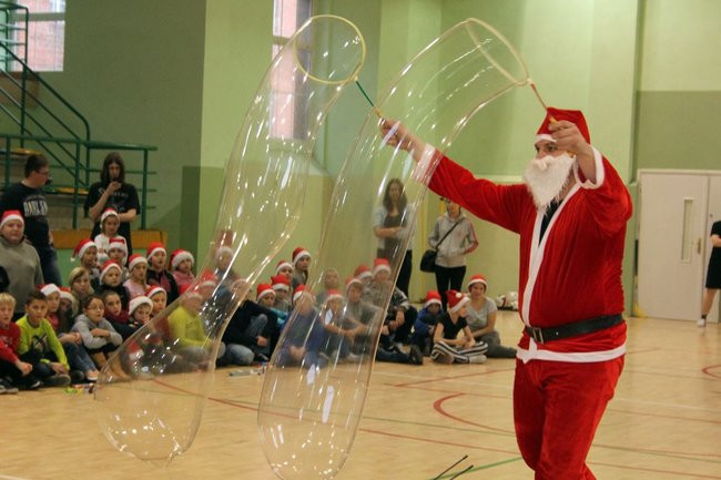Święty Mikołaj już odwiedza dzieci (zdjęcia)