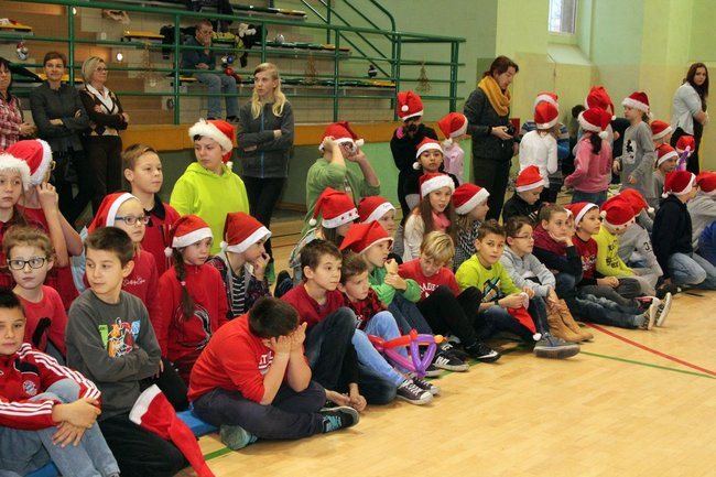 Święty Mikołaj już odwiedza dzieci (zdjęcia)