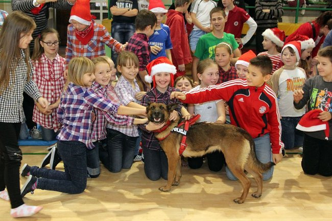 Święty Mikołaj już odwiedza dzieci (zdjęcia)