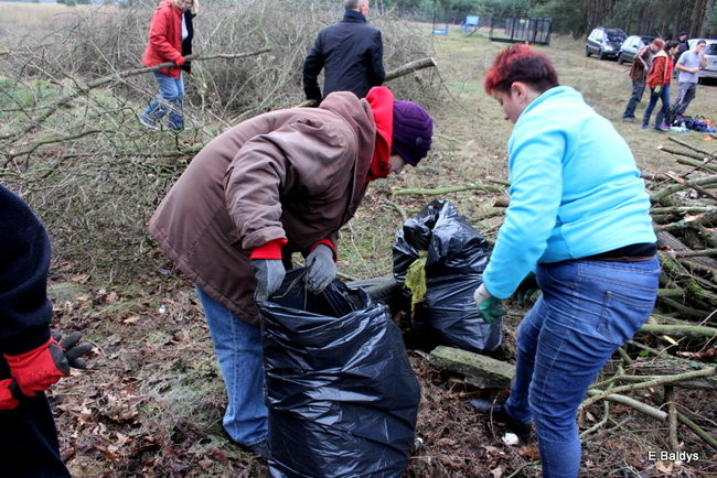 Posprzątali cmentarz ewangelicki (zdjęcia)