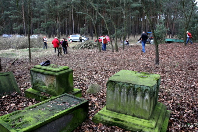Posprzątali cmentarz ewangelicki (zdjęcia)