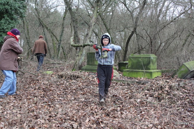 Posprzątali cmentarz ewangelicki (zdjęcia)